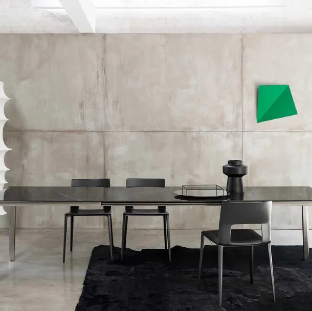 Skin extendable table with ceramic top and aluminum frame by Desalto