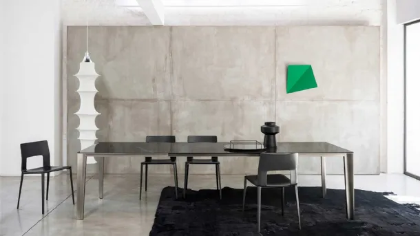 Skin extendable table with ceramic top and aluminum frame by Desalto
