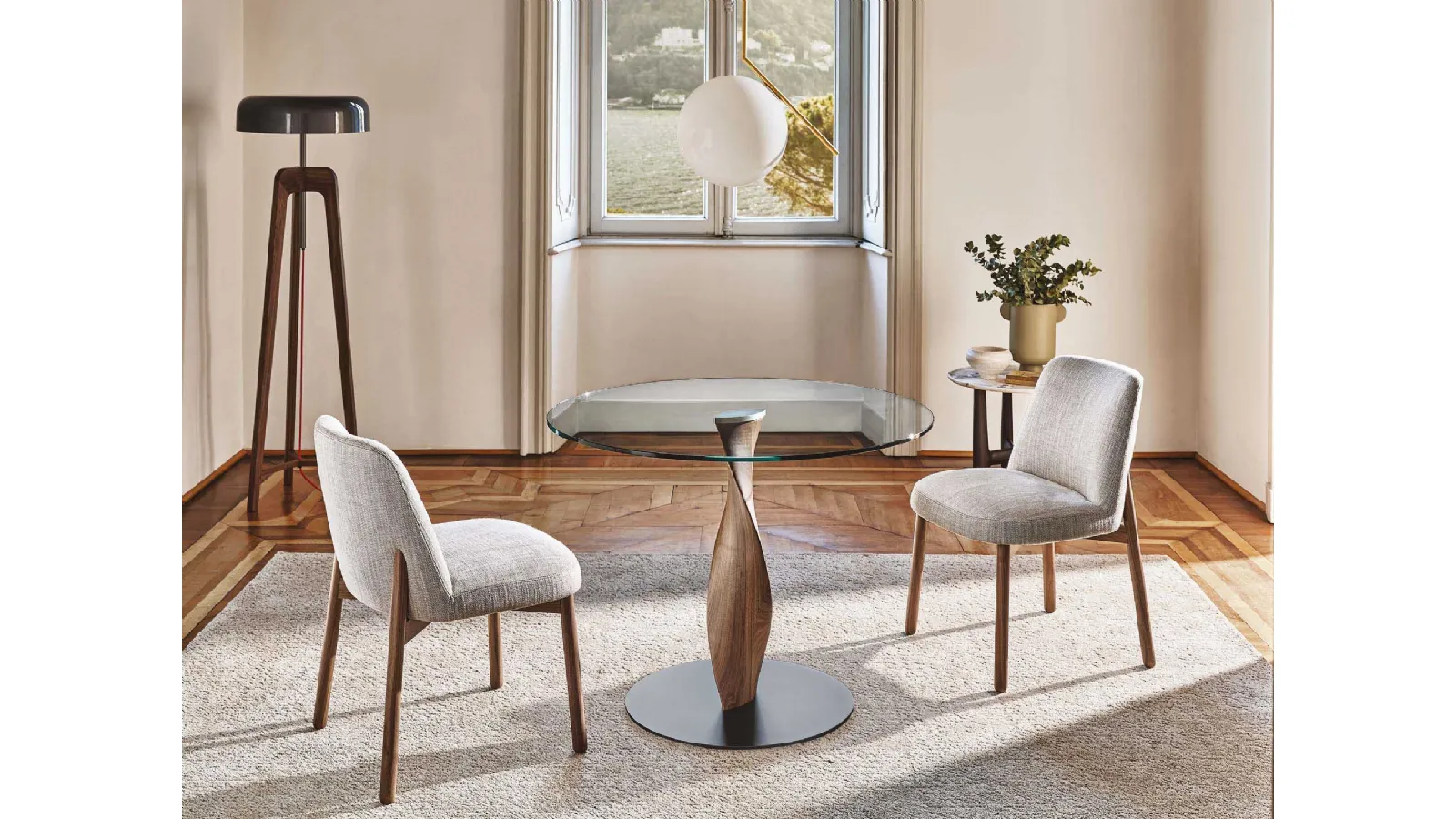 Round table with glass top and solid wood base Spin by Porada