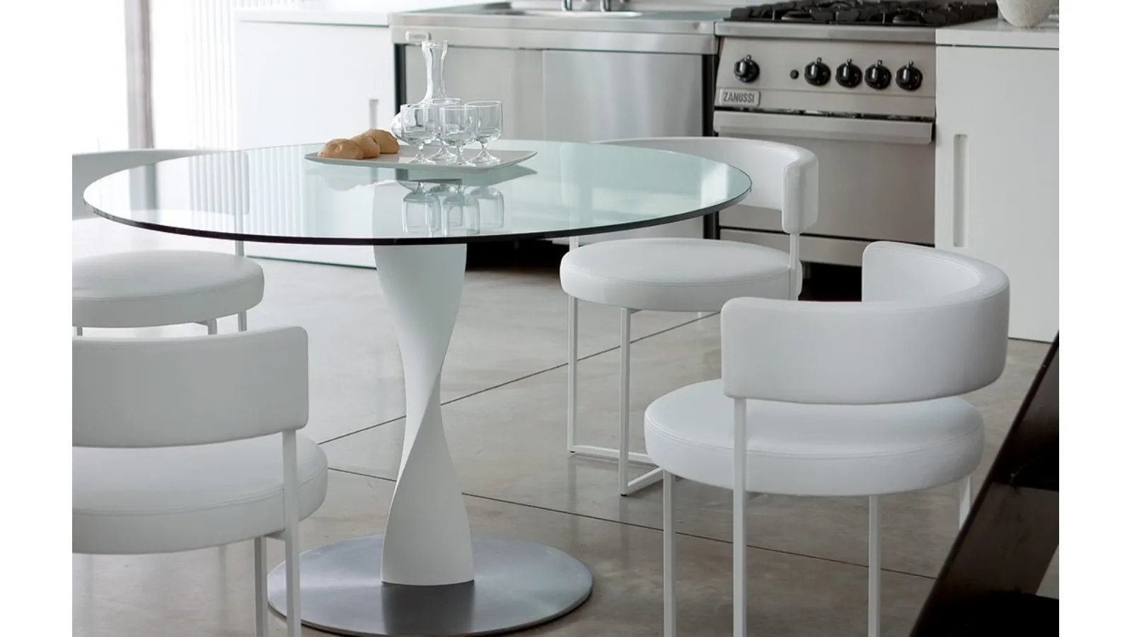 Round table with glass top and white lacquered solid wood base Spin by Porada