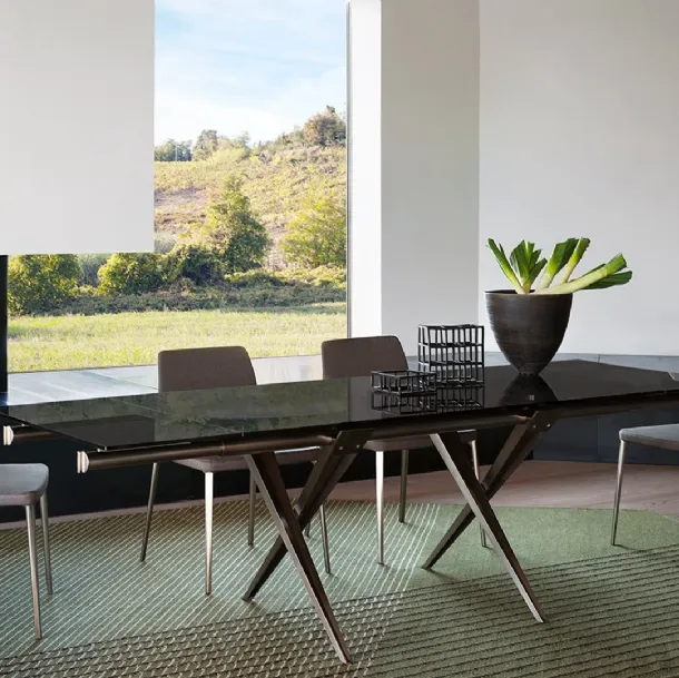 Tender extendable table with glass top and die-cast aluminum legs and steel tubes by Desalto