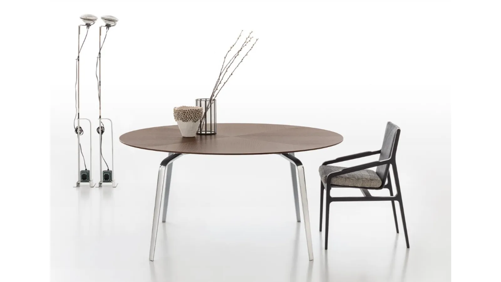 Round table with walnut top and aluminum casting base Teseo Round by Alivar