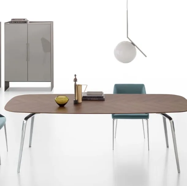 Wooden table with Teseo aluminum casting base by Alivar