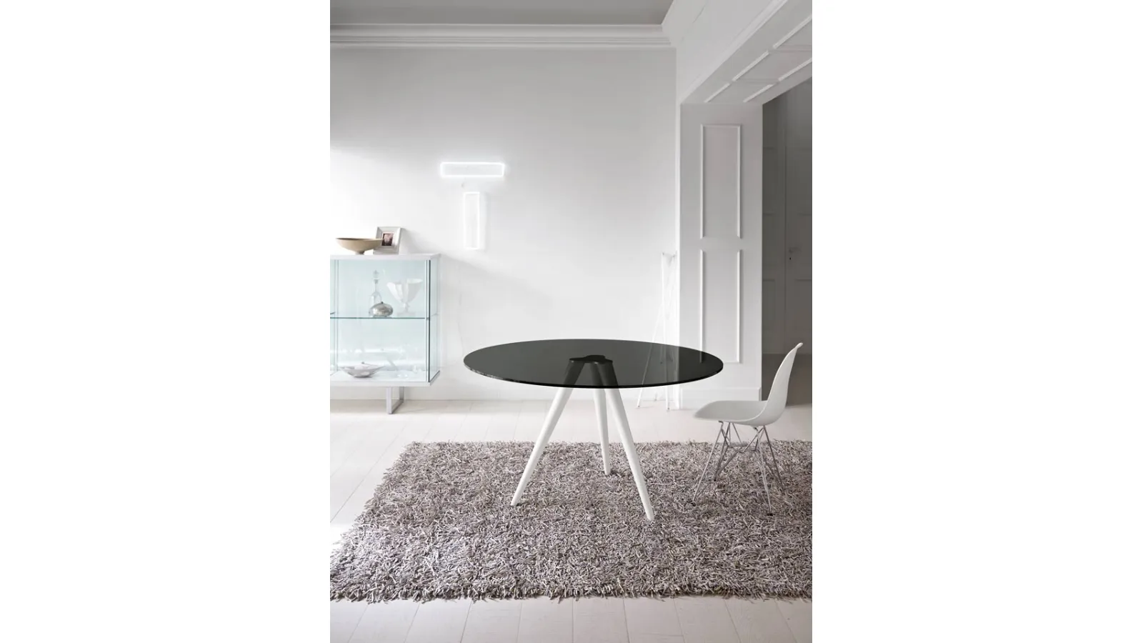 Round table with glass top and metal base Unit by Tonelli