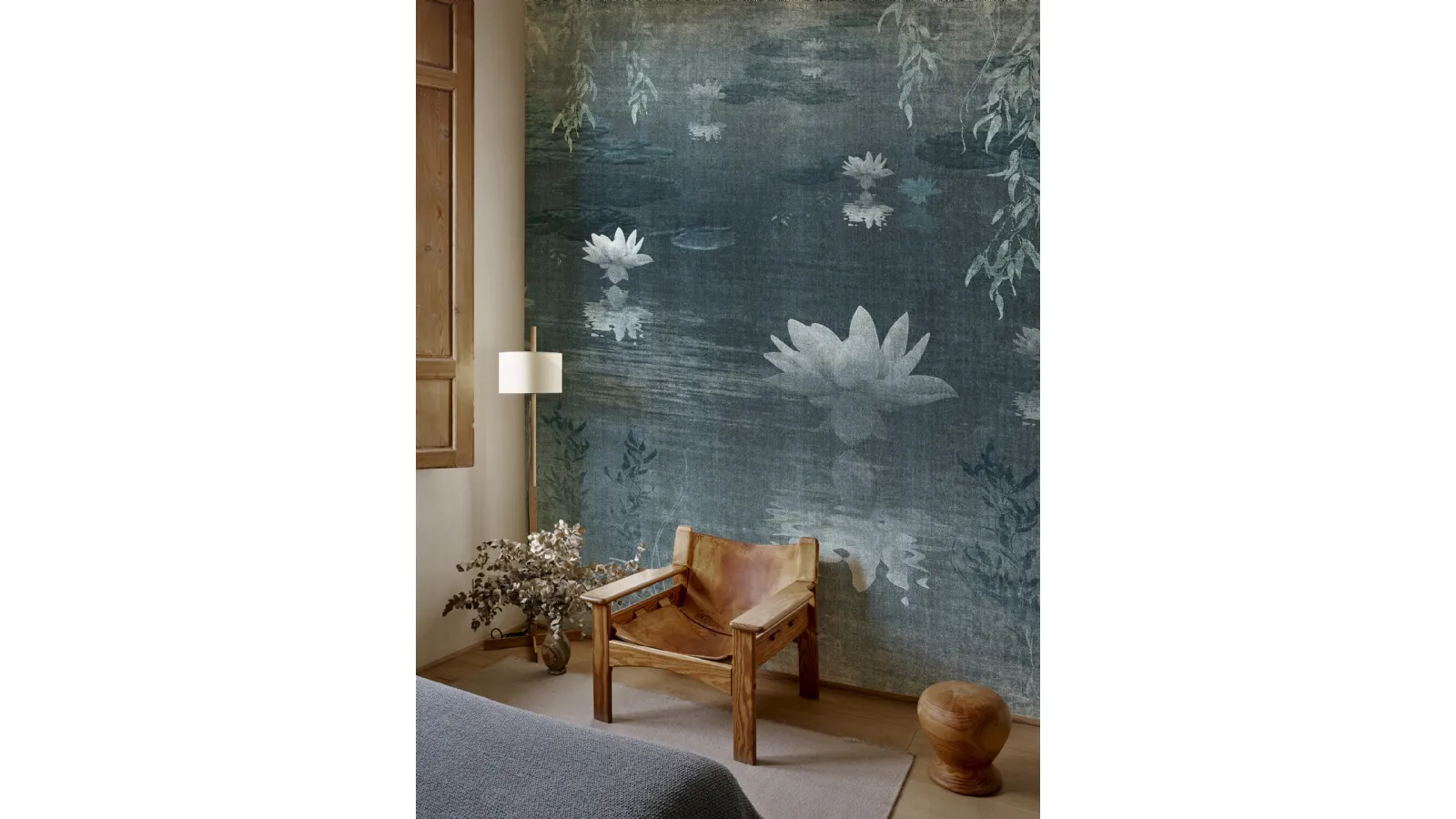 Vinyl wallpaper Etoile with water lilies floating on water by Wall&Decò