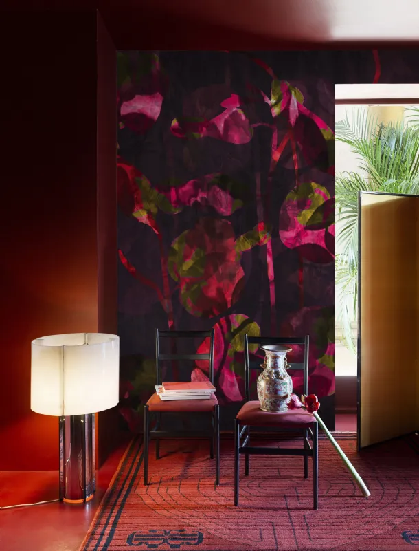 Vinyl wallpaper Passion with reinterpreted flowers and contemporary graphics by Wall&Decò