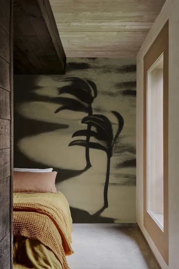 Wallpaper with wind-blown palm trees Soulmates by Wall&Decò
