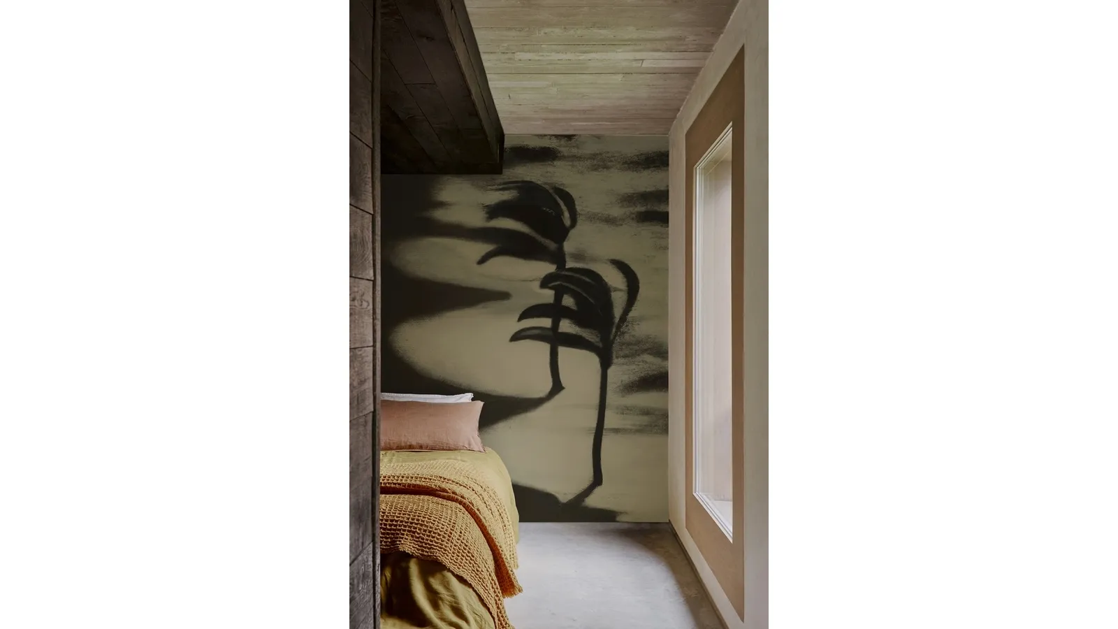 Wallpaper with wind-blown palm trees Soulmates by Wall&Decò