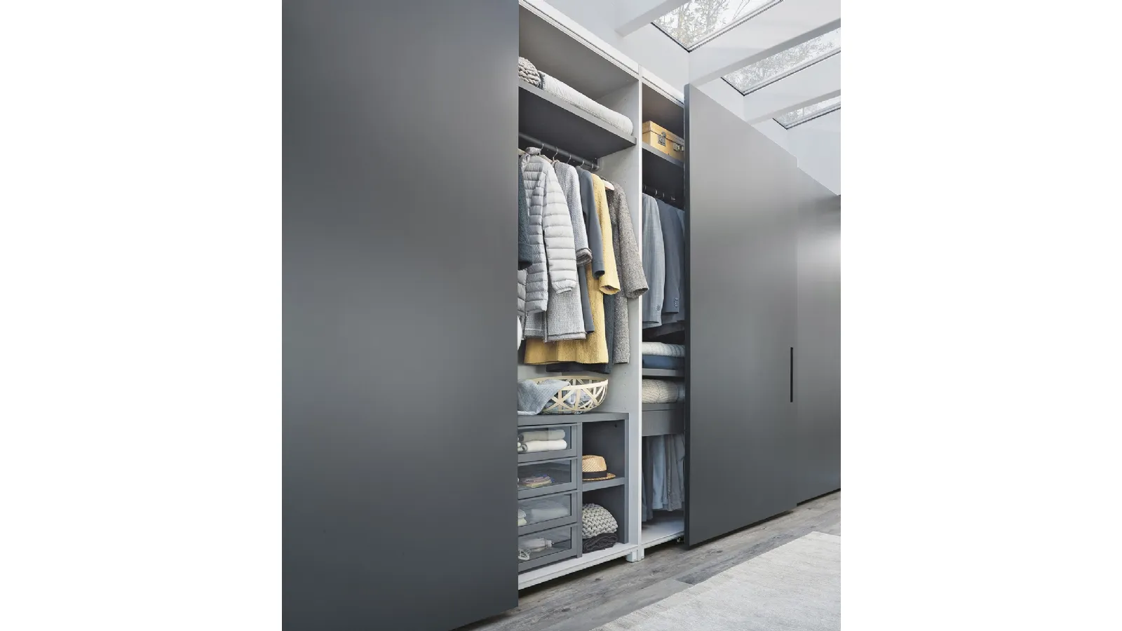 Wardrobe with sliding door in matte lacquered Ellevi by Lema