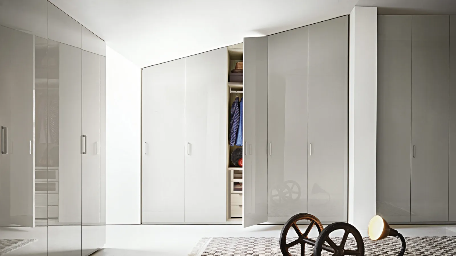 Wardrobe with hinged doors Prima in glossy lacquer by Lema