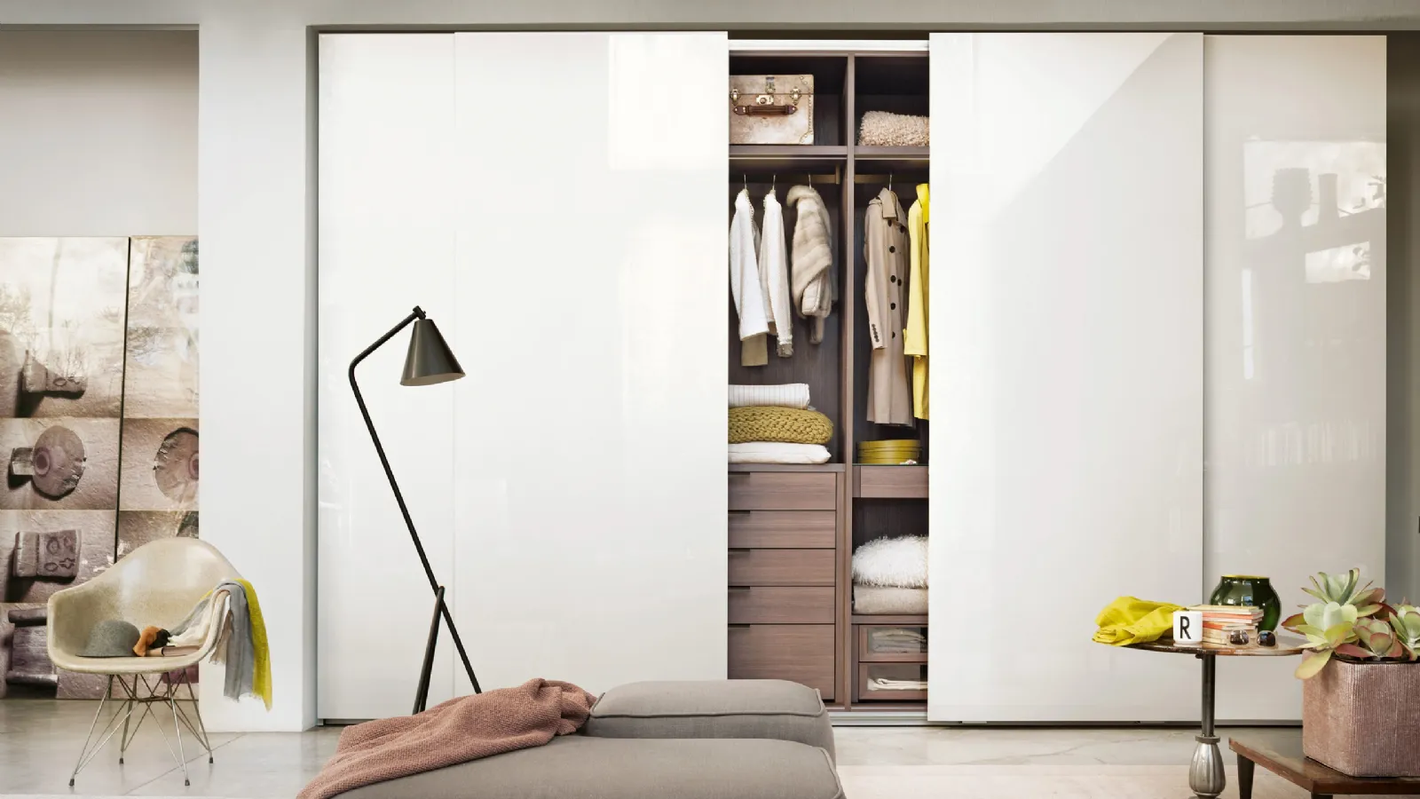 Wardrobe with sliding door in Prima di Lema high-gloss lacquer