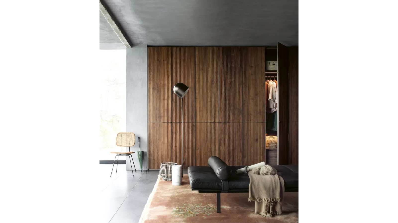 Wardrobe with solid wood Seryasse door by Lema