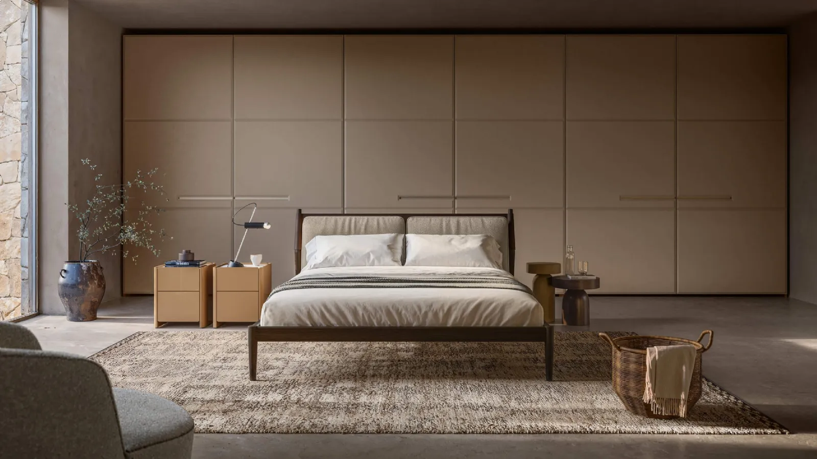 Custom wardrobe with sliding door in Warm leather by Lema